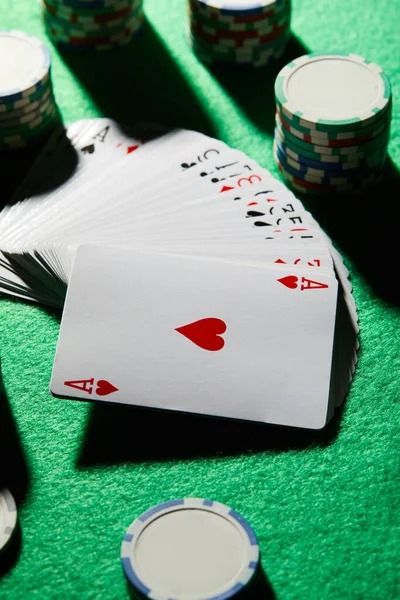 Bonus round and multipliers Bonus round activation and free-spin multiplier display